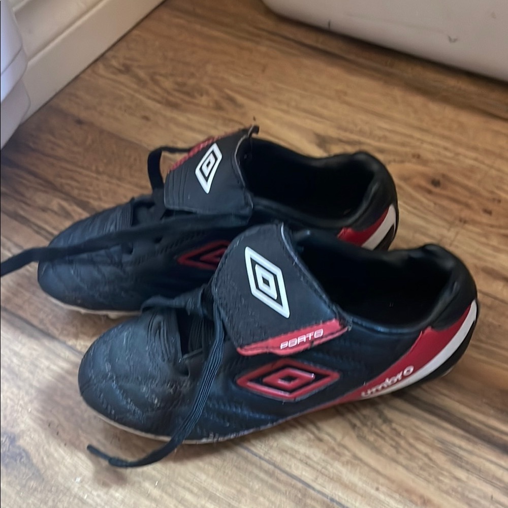 Umbro Black and Red Sneakers Low-Top Athletic